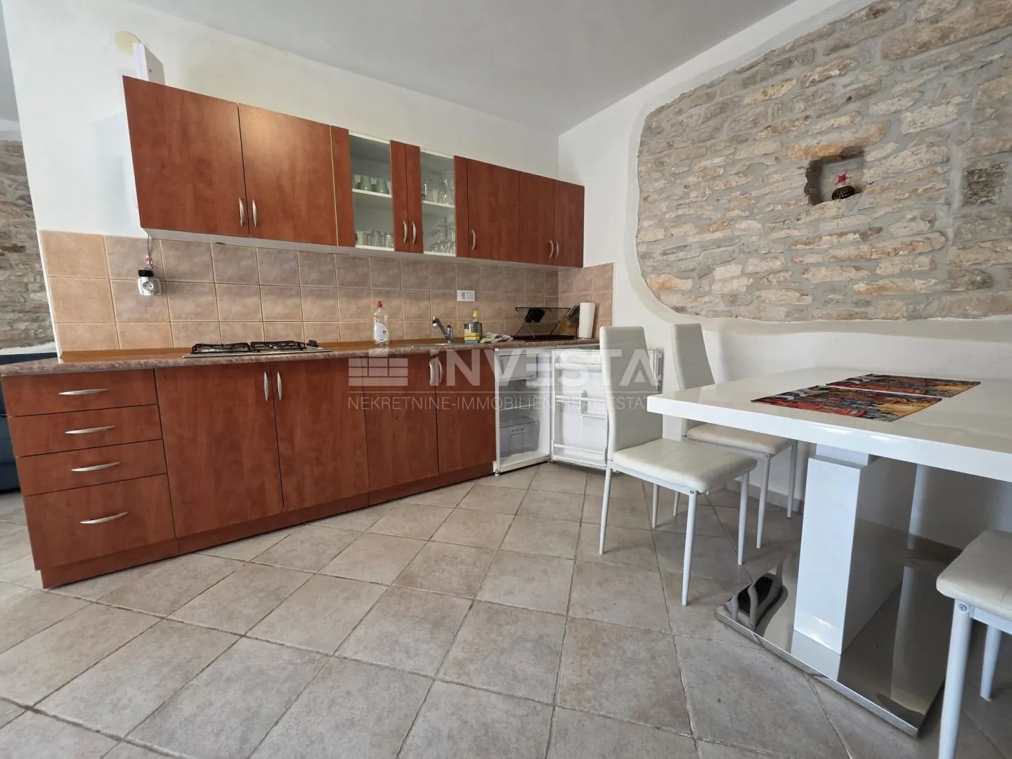 ekskluziva! fažana, renovirana kamena kuća s dvorištem, 100 m od plaže - slika 5