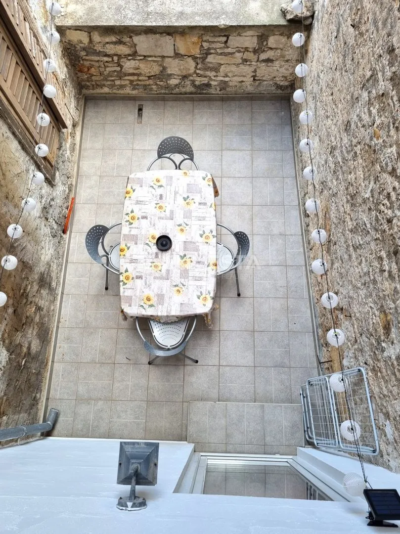 pula, strogi centar, kuća s 3 stana + poslovni prostor, pogled more - slika 23