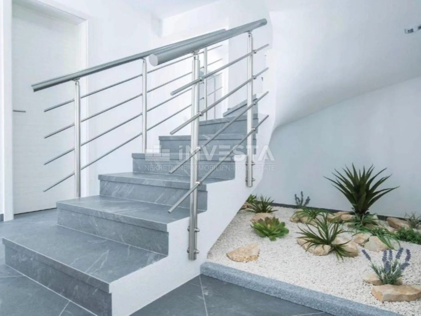 vila sa bazenom, pogledom na more i dodatnim apartmanom - slika 14