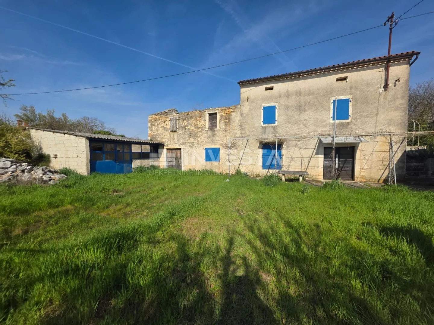 kamena kuća s prostranim zemljištem u srcu istre - slika 4