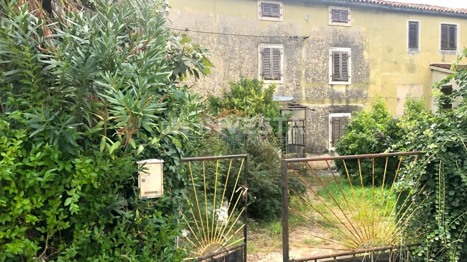 kuća 40 metara od mora - top lokacija - slika 16