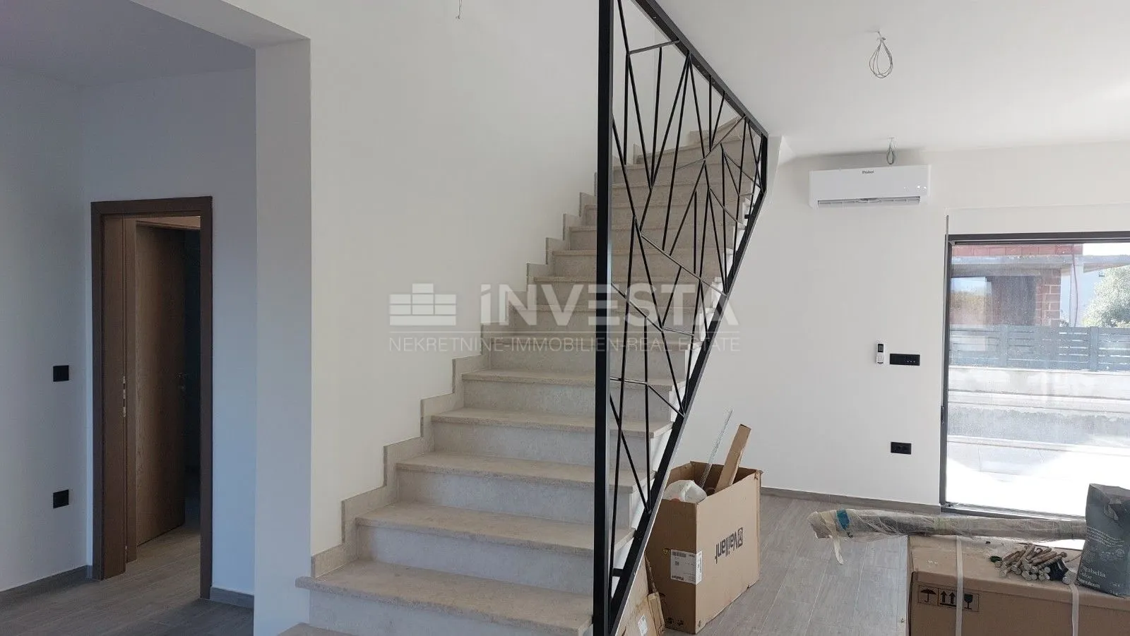 moderna vila u taru - slika 23