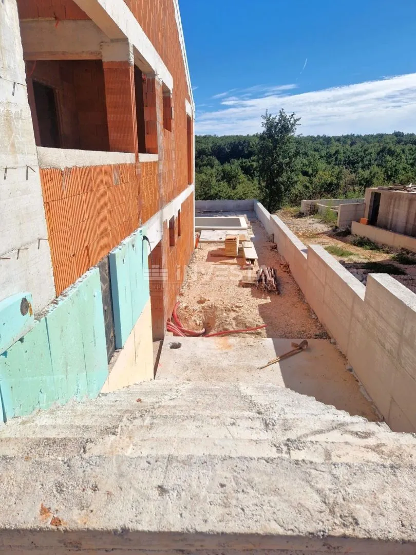 kuća s bazenom i otvorenim pogledom na prirodu, mirno okruženje - slika 18