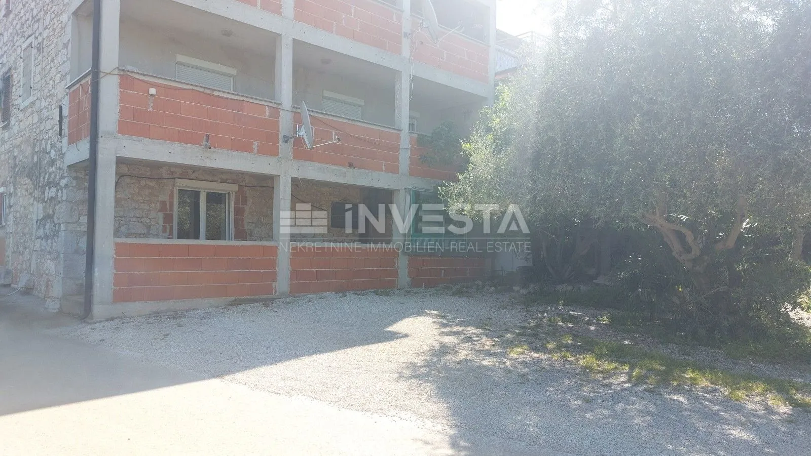 dvojna kuća sa građevinskim zemljištem - slika 1