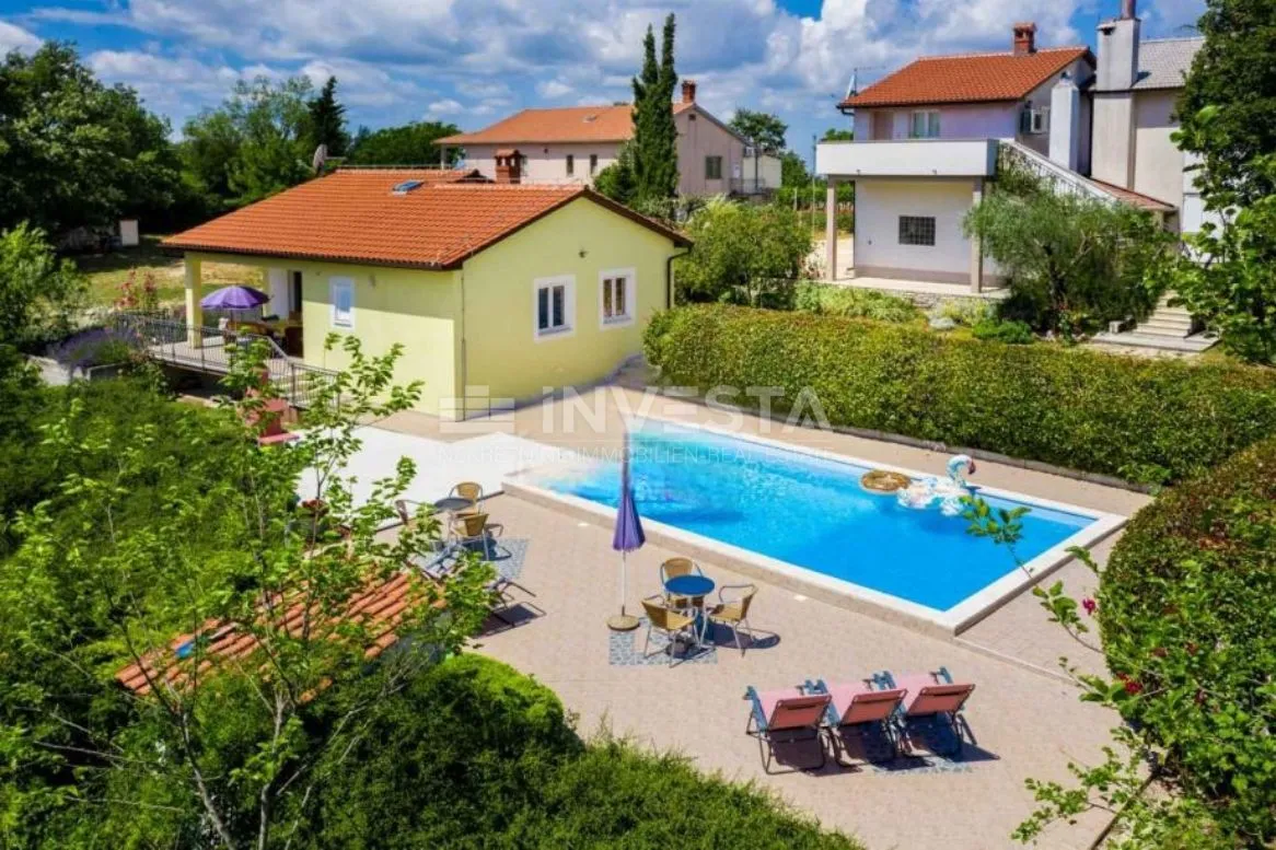 prostrano imanje sa tri kuće i dva bazena - slika 5