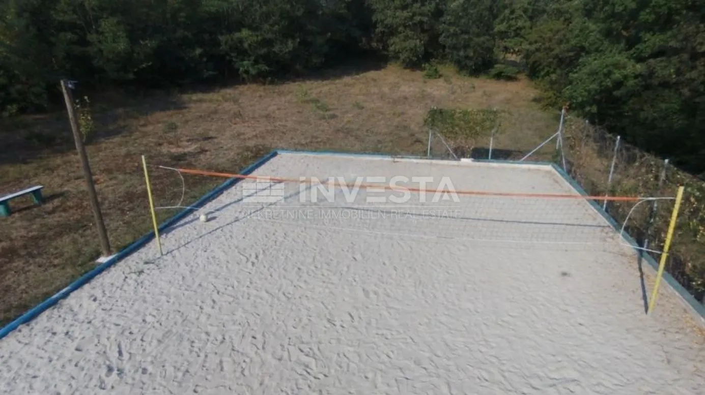 prostrano imanje sa tri kuće i dva bazena - slika 11