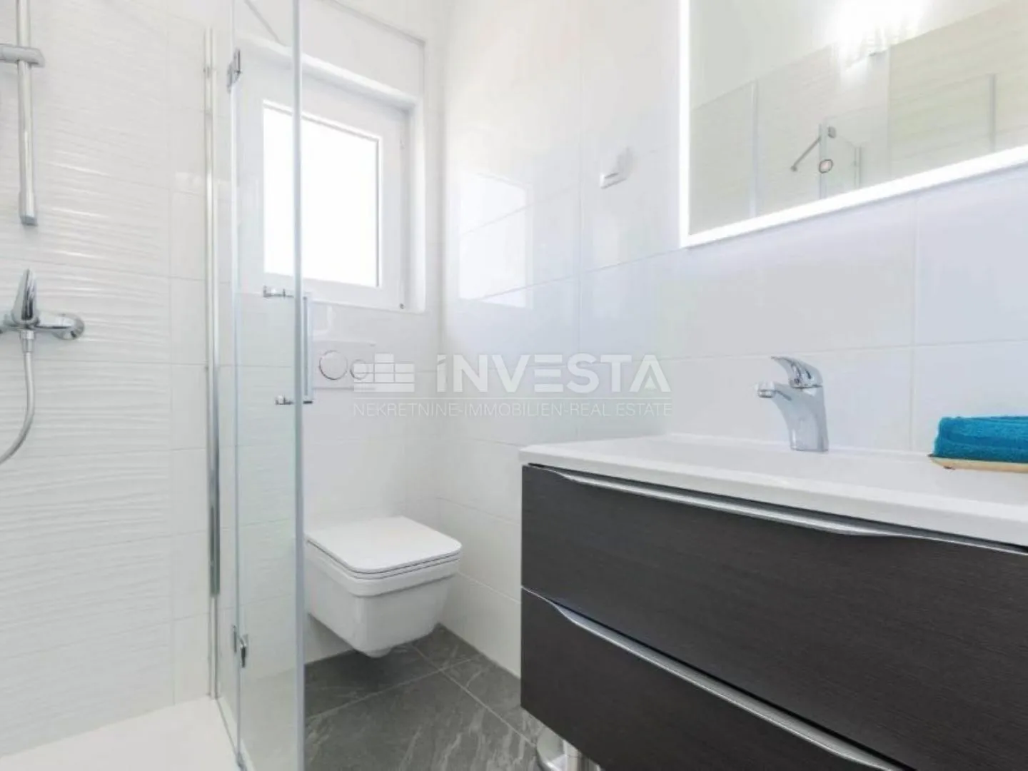 vila sa bazenom, pogledom na more i dodatnim apartmanom - slika 27