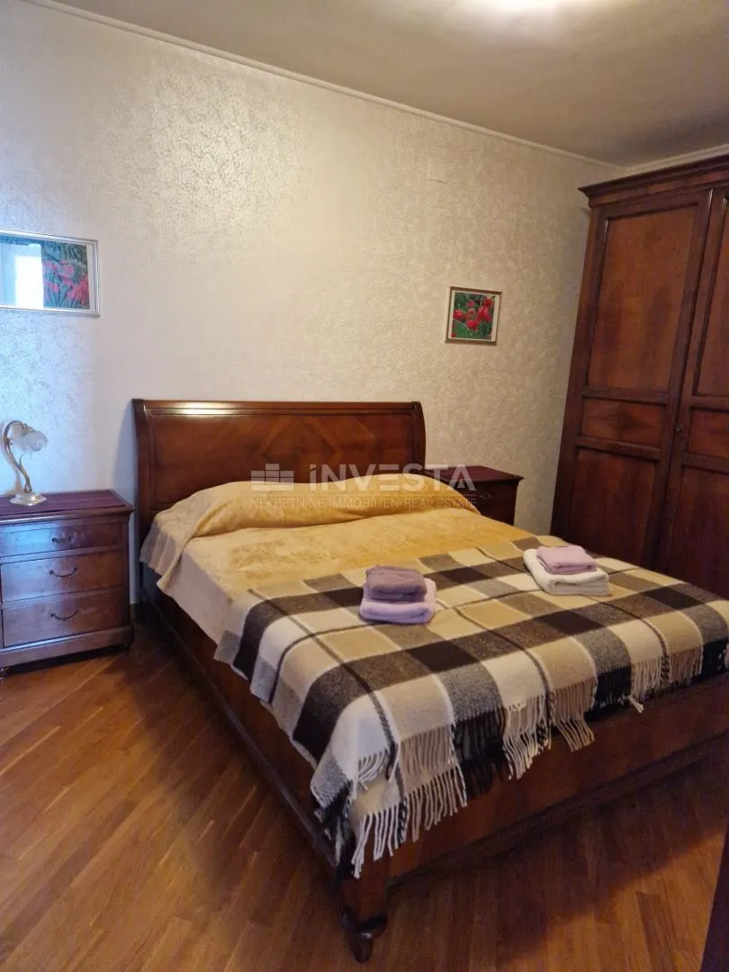 prvi red do mora – vila s dvije stambene jedinice i uređenom okućnicom - slika 7