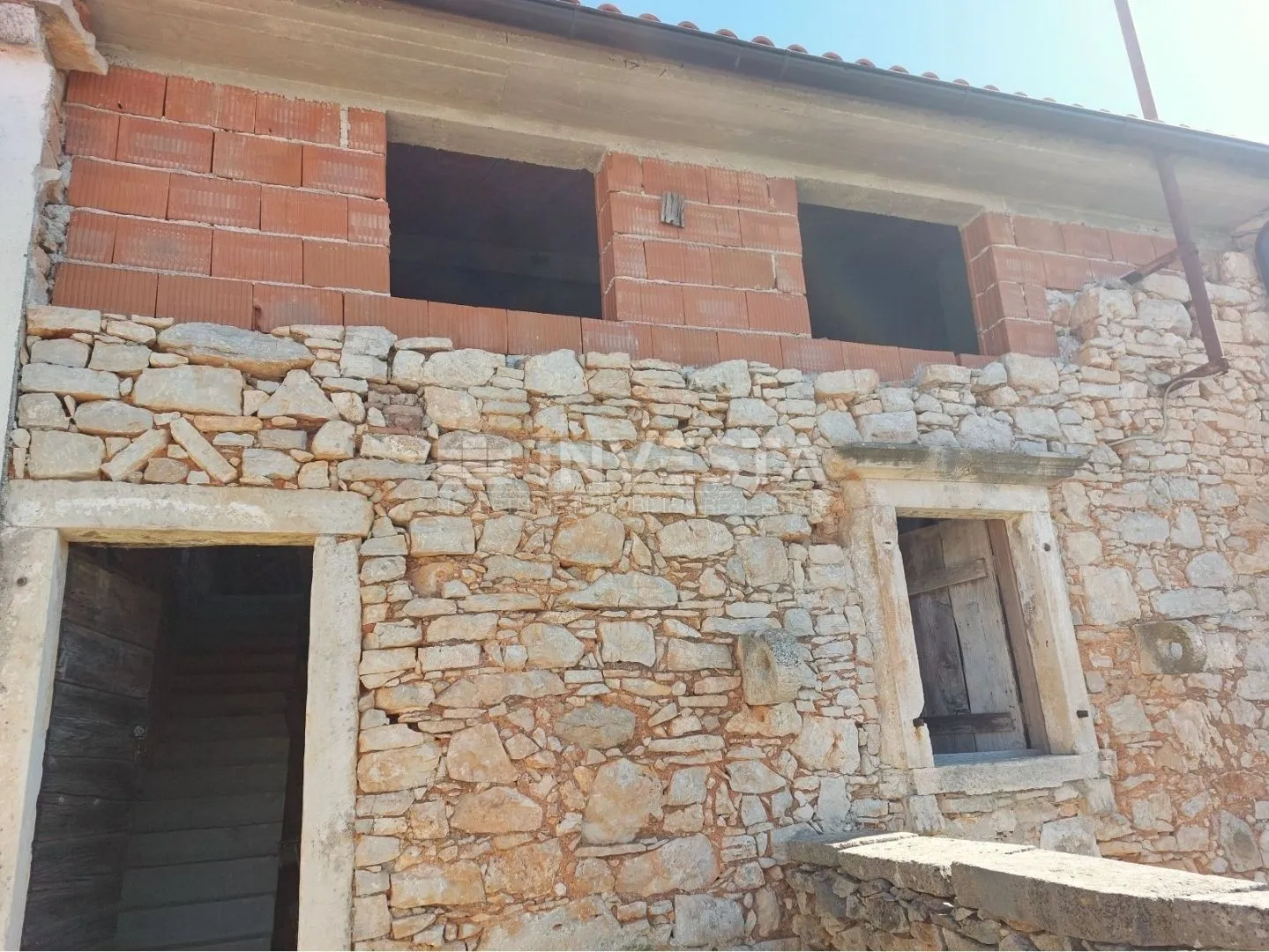 okolica poreča, kamena kuća u nizu za adaptaciju sa 250m2 okućnice - slika 5
