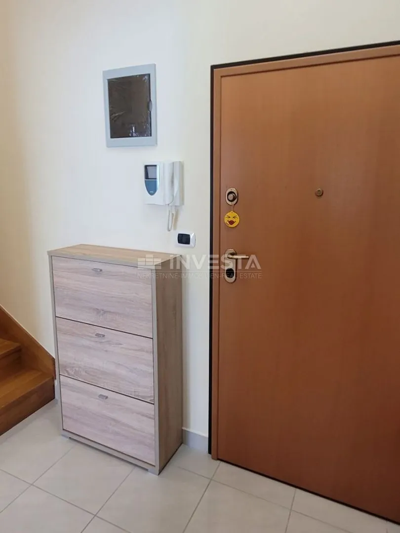 prostran stan sa 3 spavaće sobe, 2 terase i pogledom na more - slika 18
