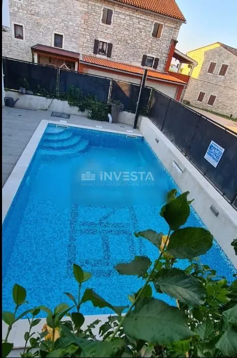 momjan, kuća sa 2 stambene jedinice i bazenom - slika 4