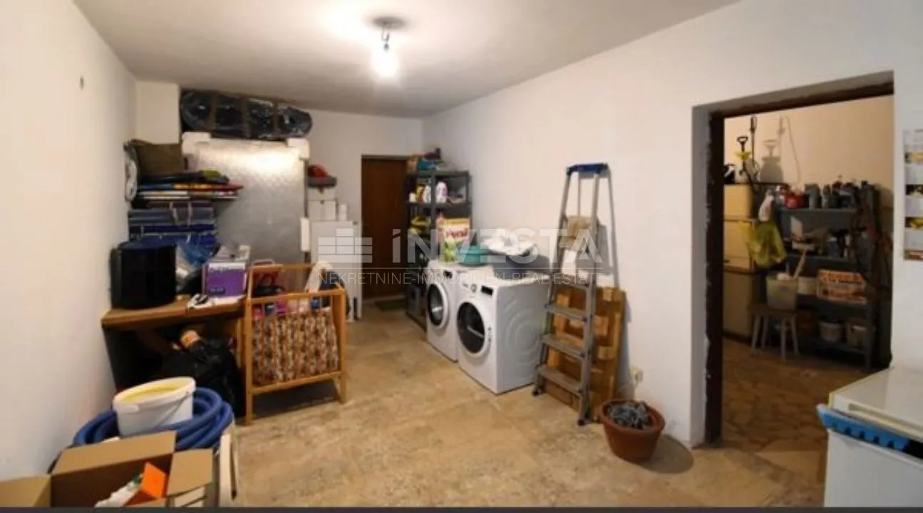 kuća sa tri stambene jedinice i bazenom - slika 9