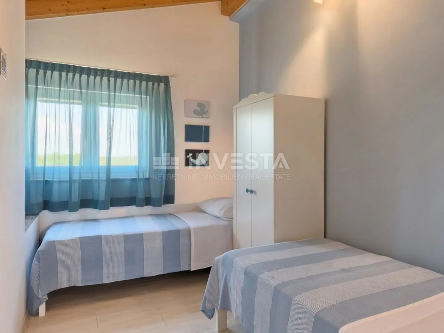fažana, vila sa bazenom i velikom okućnicom - slika 11