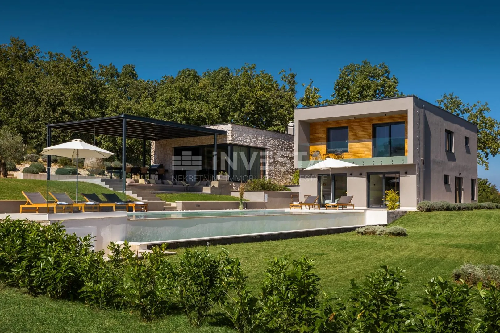 moderna vila s prostranom okućnicom - slika 11