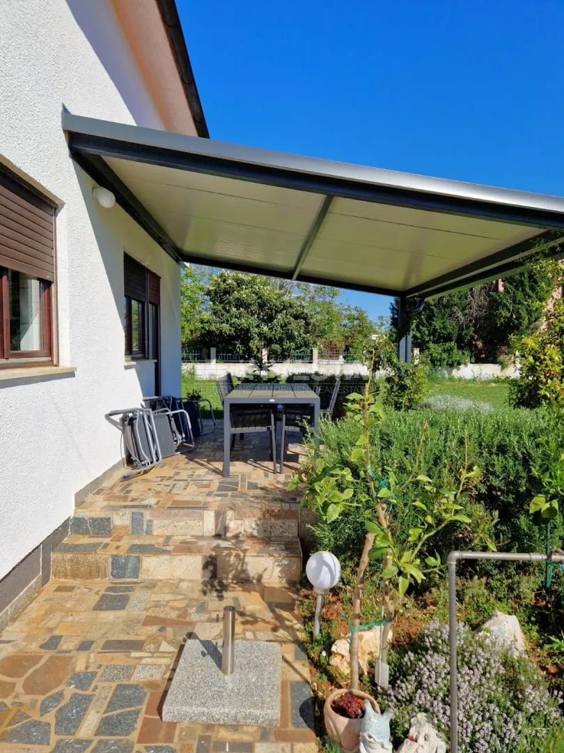kuća s 2 stambene jedinice i 4000m2 građevinskog zemljišta - slika 2