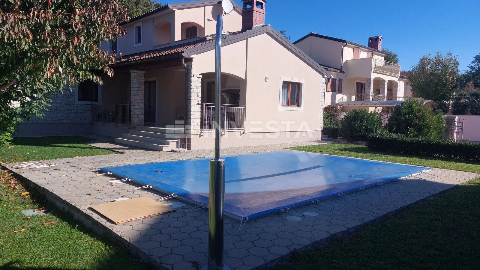 kuća sa bazenom na mirnoj lokaciji - slika 8