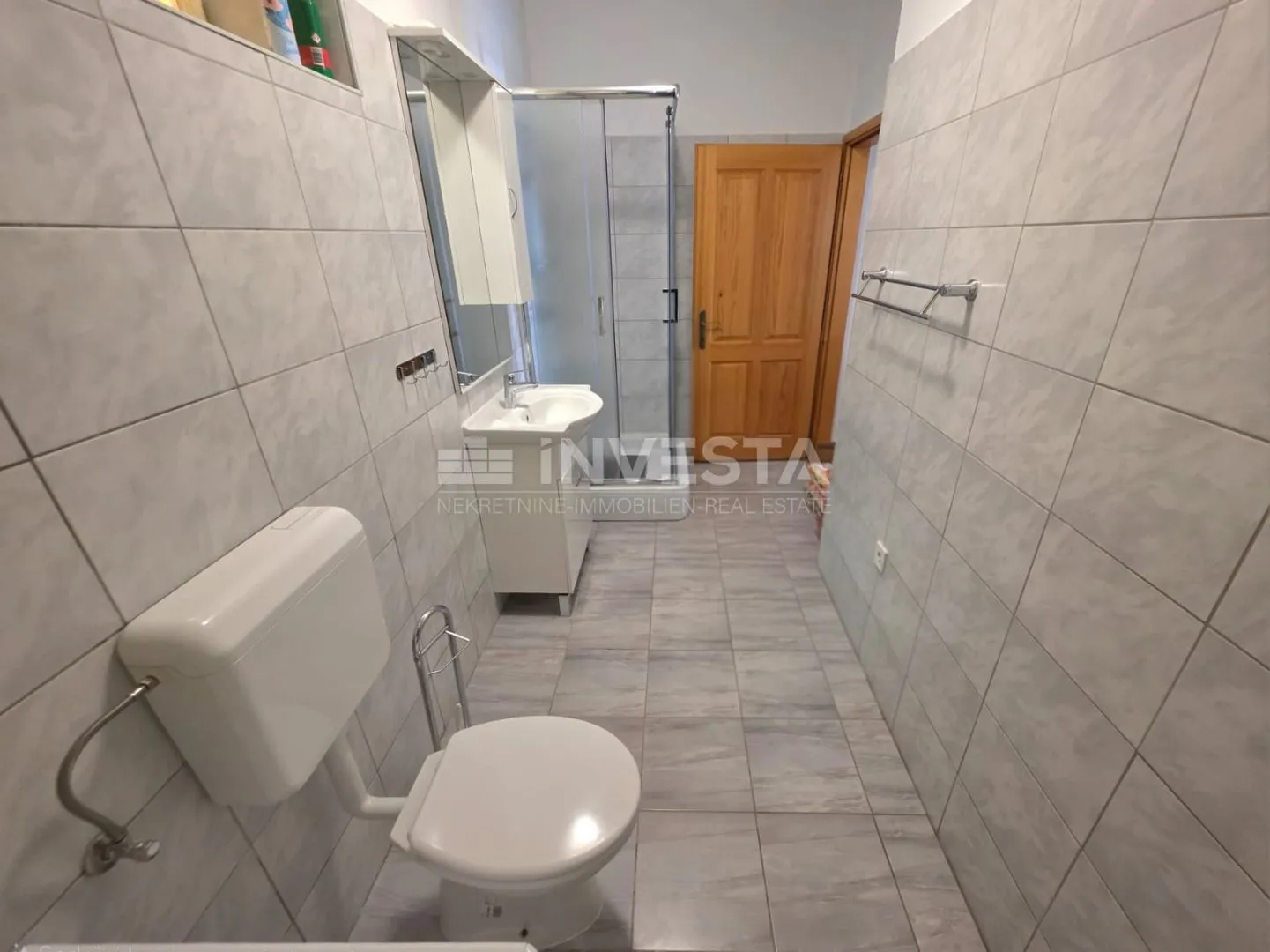 adaptirana kuća u nizu sa 3 spavaće sobe i dvorištem - slika 6