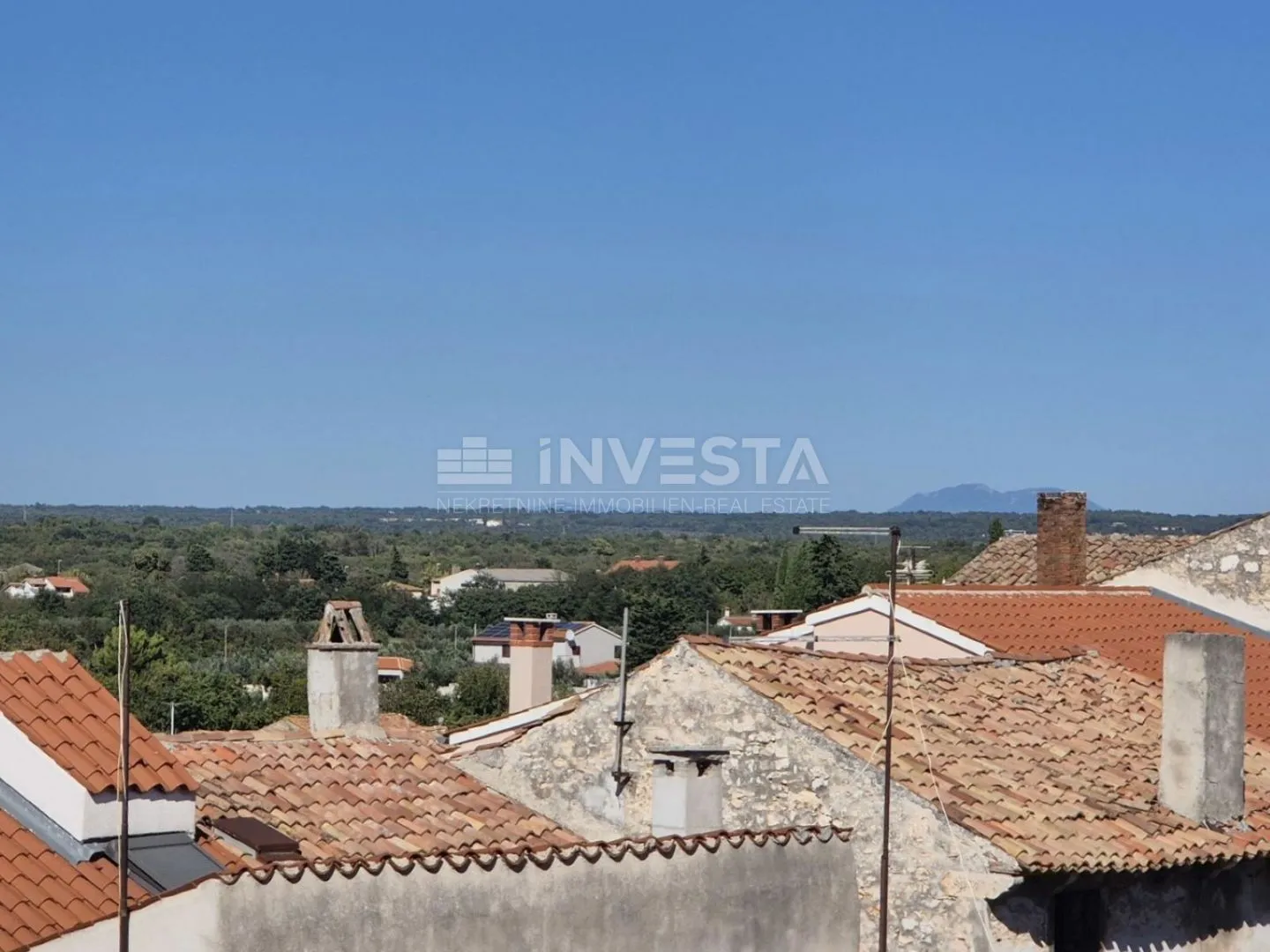 vodnjan, kuća u nizu s krovnom terasom i pogledom na more - slika 8