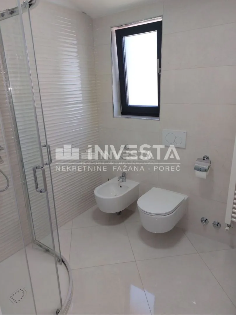 poreč okolica, moderno uređena vila dvojnica s bazenom, novogradnja - slika 21