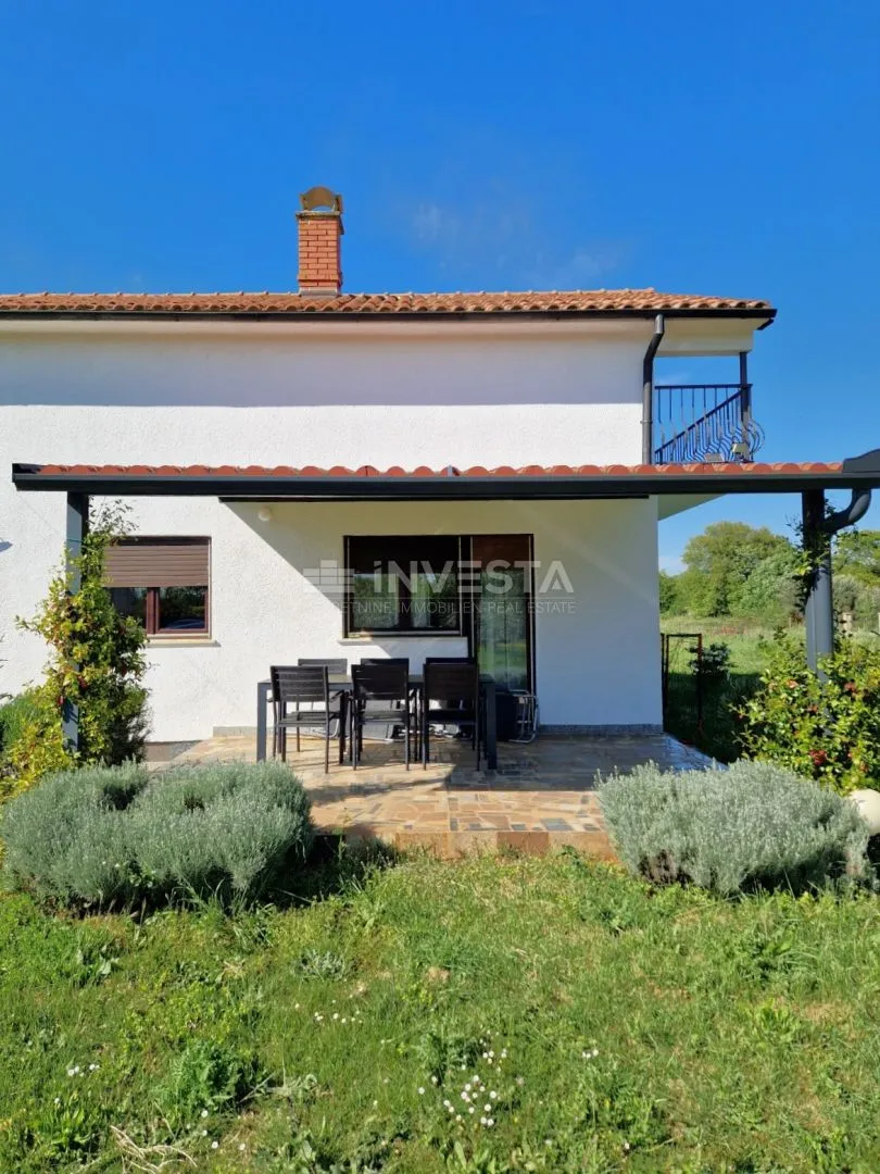 kuća s vrtom i garažom ,mirno okruženje, 2 stambene jedinice - slika 3