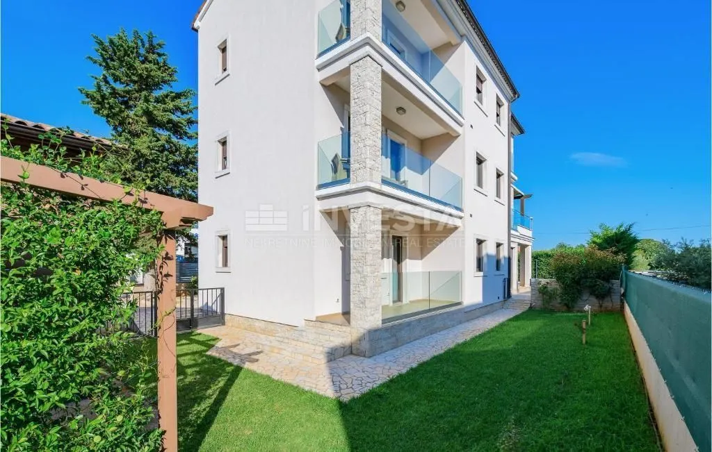 fažana, prostrana vila blizu mora sa 3 stana, pomoćni objekt, bazen - slika 2