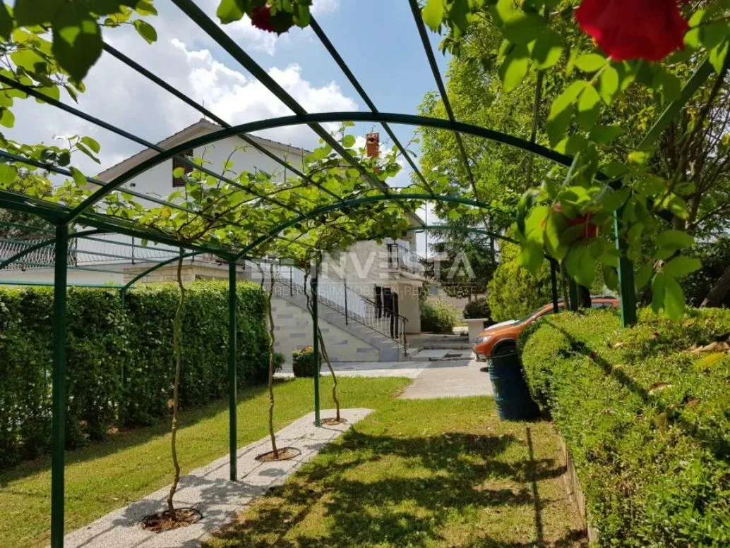 prostrano imanje sa tri kuće i dva bazena - slika 10