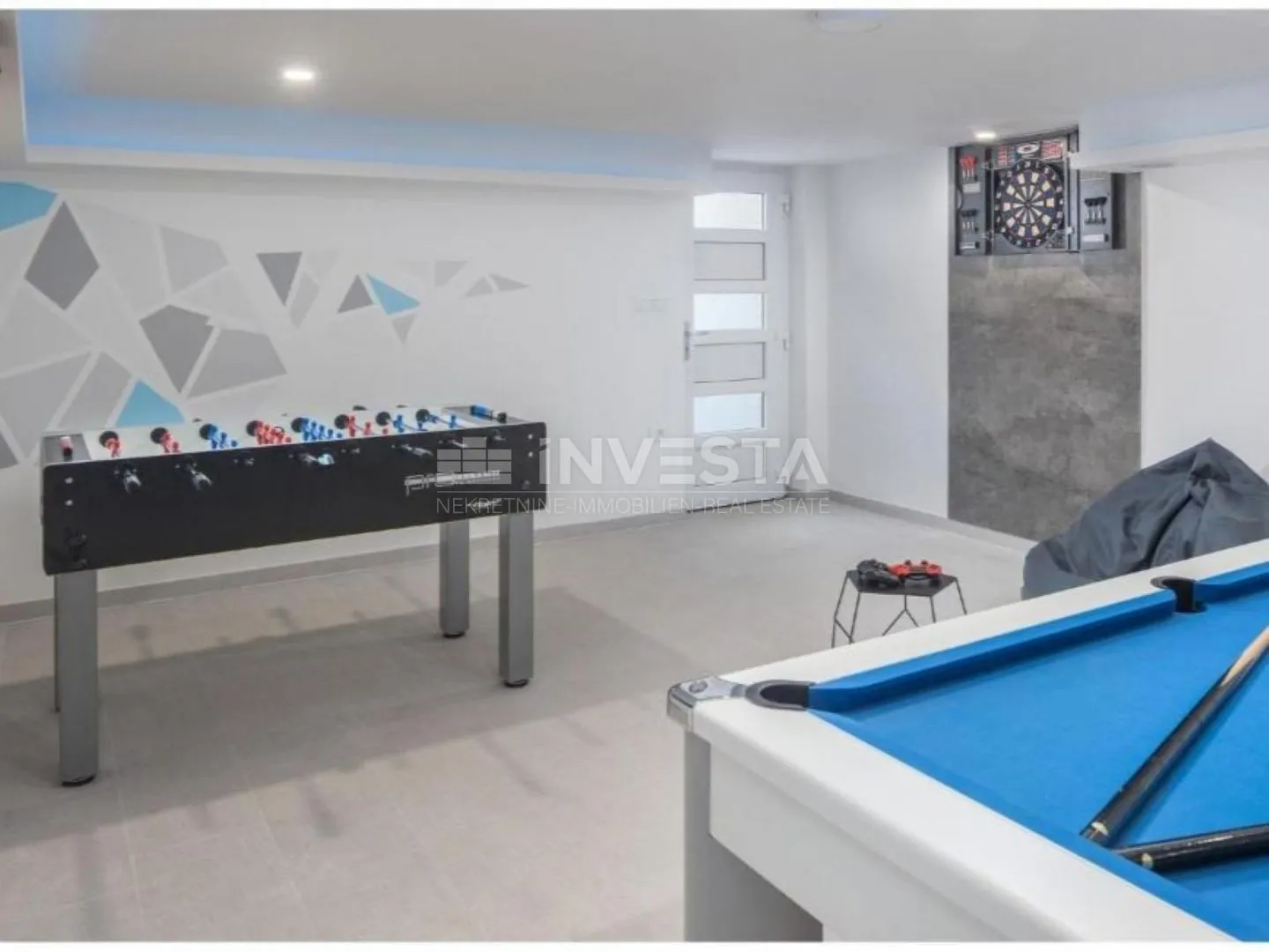 vila sa bazenom, pogledom na more i dodatnim apartmanom - slika 34
