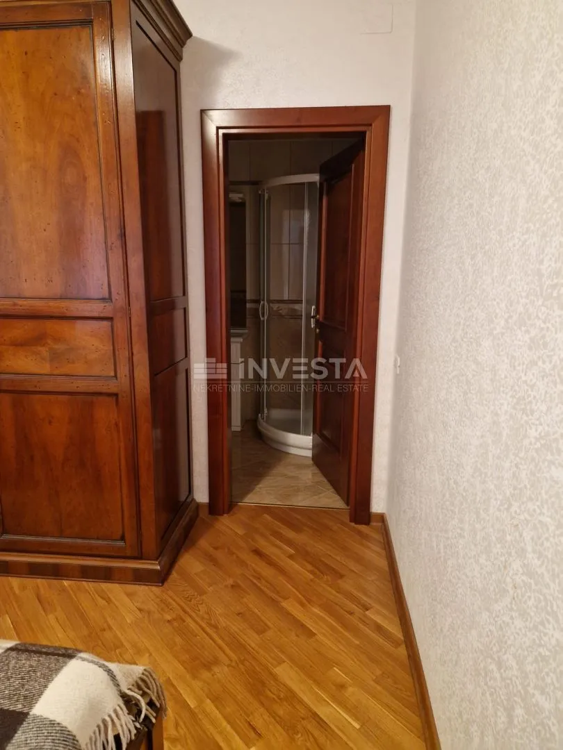 prvi red do mora – vila s dvije stambene jedinice i uređenom okućnicom - slika 5