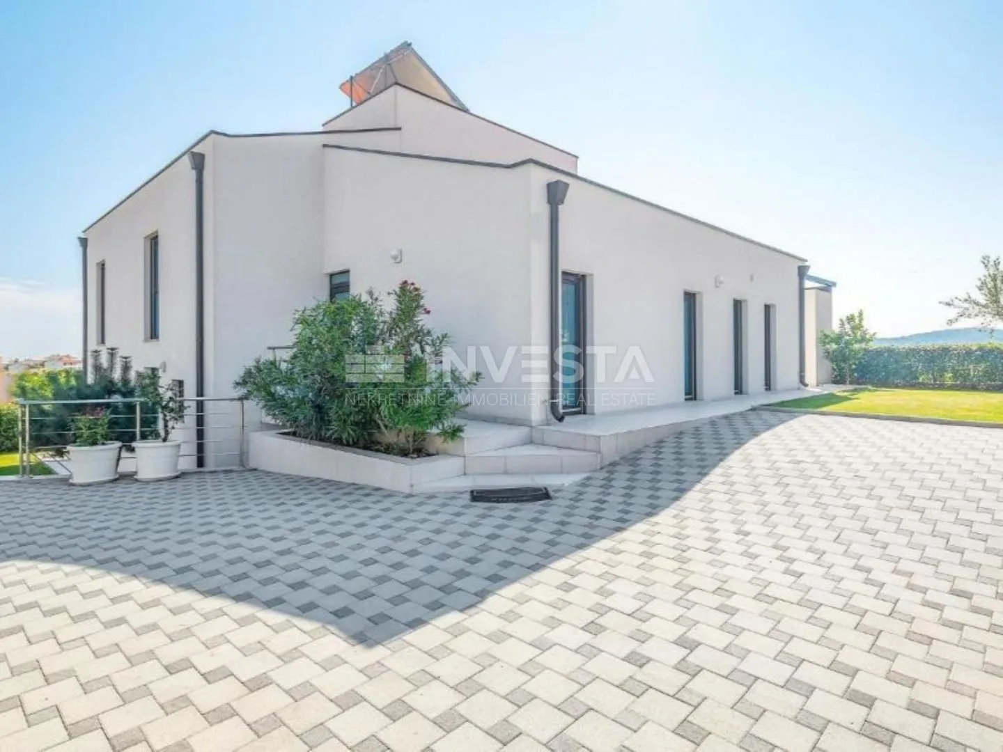 vila sa bazenom, pogledom na more i dodatnim apartmanom - slika 36