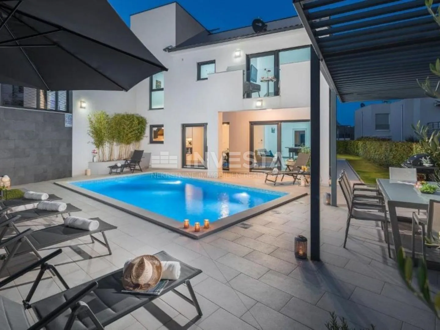 vila sa bazenom, pogledom na more i dodatnim apartmanom - slika 40