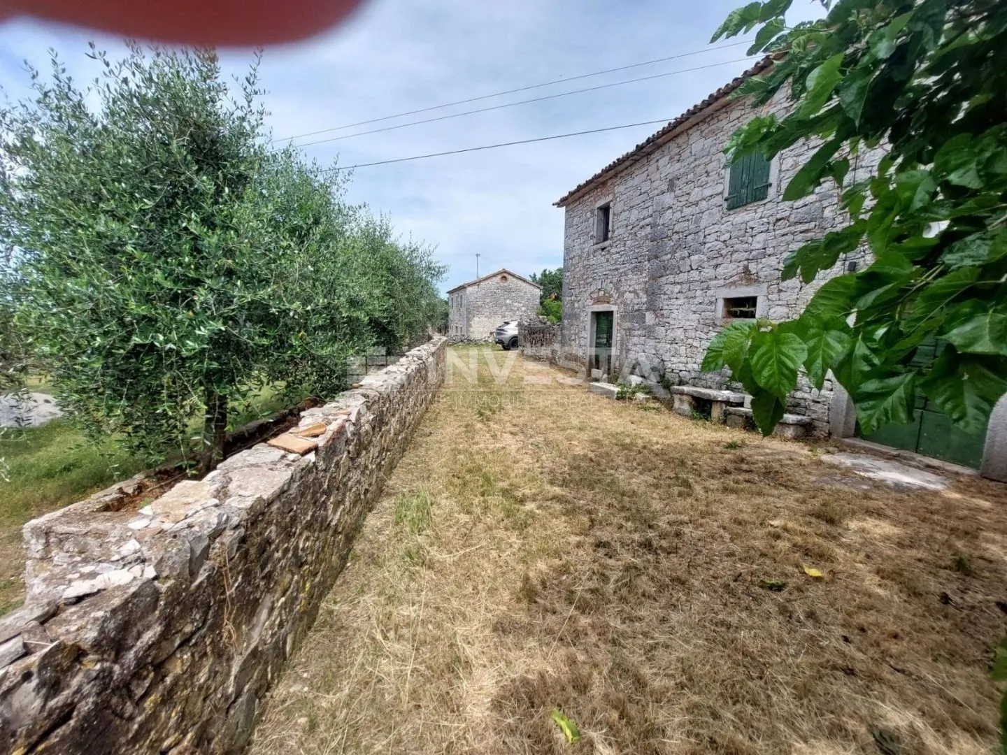 prodaje se autohtona kuća u okolici višnjana - velika okućnica - slika 13
