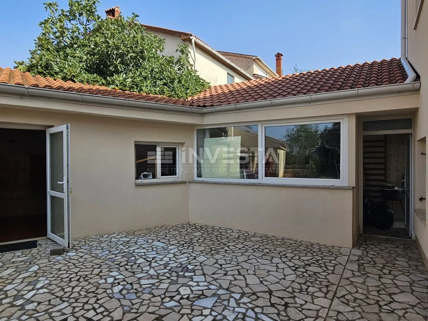 ližnjan centar, kuća s tri stana, konobom i garažom - povoljno! - slika 25