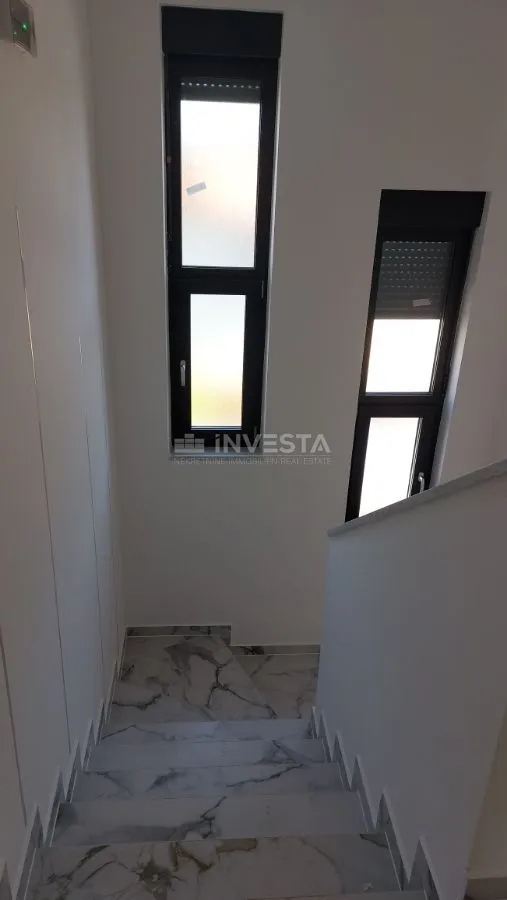moderna vila sa grijanim bazenom - slika 26
