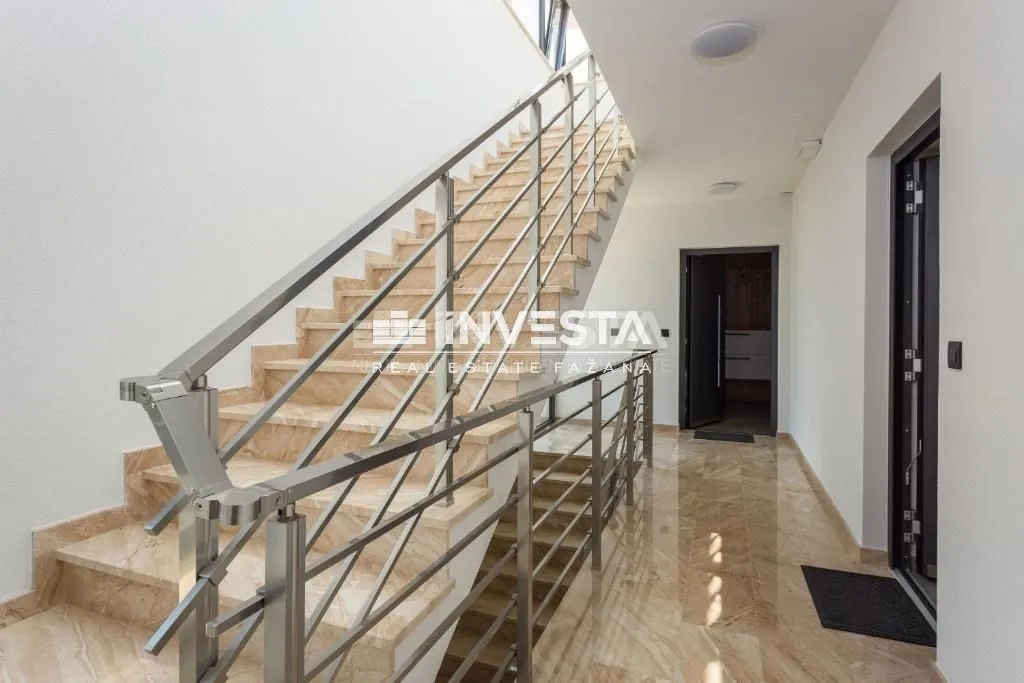 fažana, stan na 1.katu 120m2, 2ss+db, prvi red do mora! - slika 16