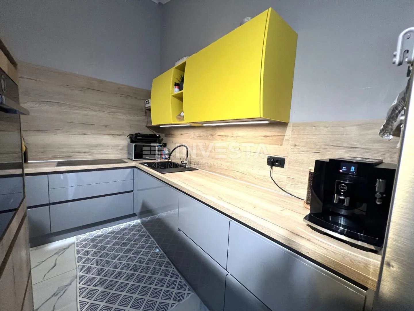 pula, veli vrh trosoban stan površine 114 m² - slika 13