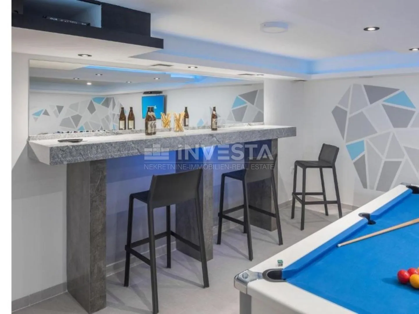 vila sa bazenom, pogledom na more i dodatnim apartmanom - slika 33