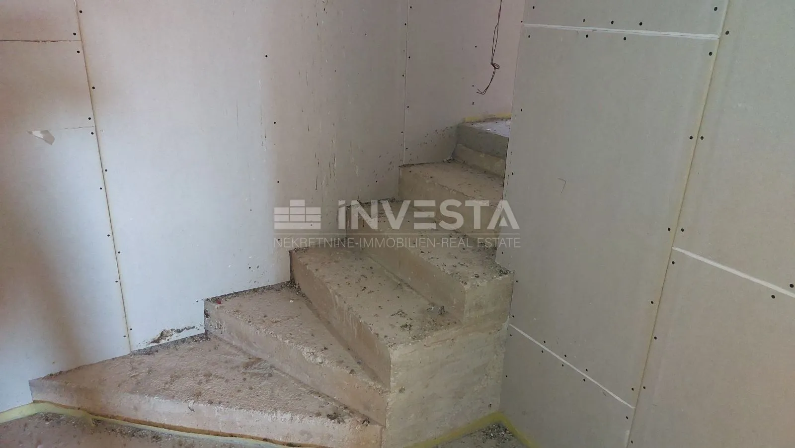 višnjan, kamena kuća -započeta renovacija - slika 26