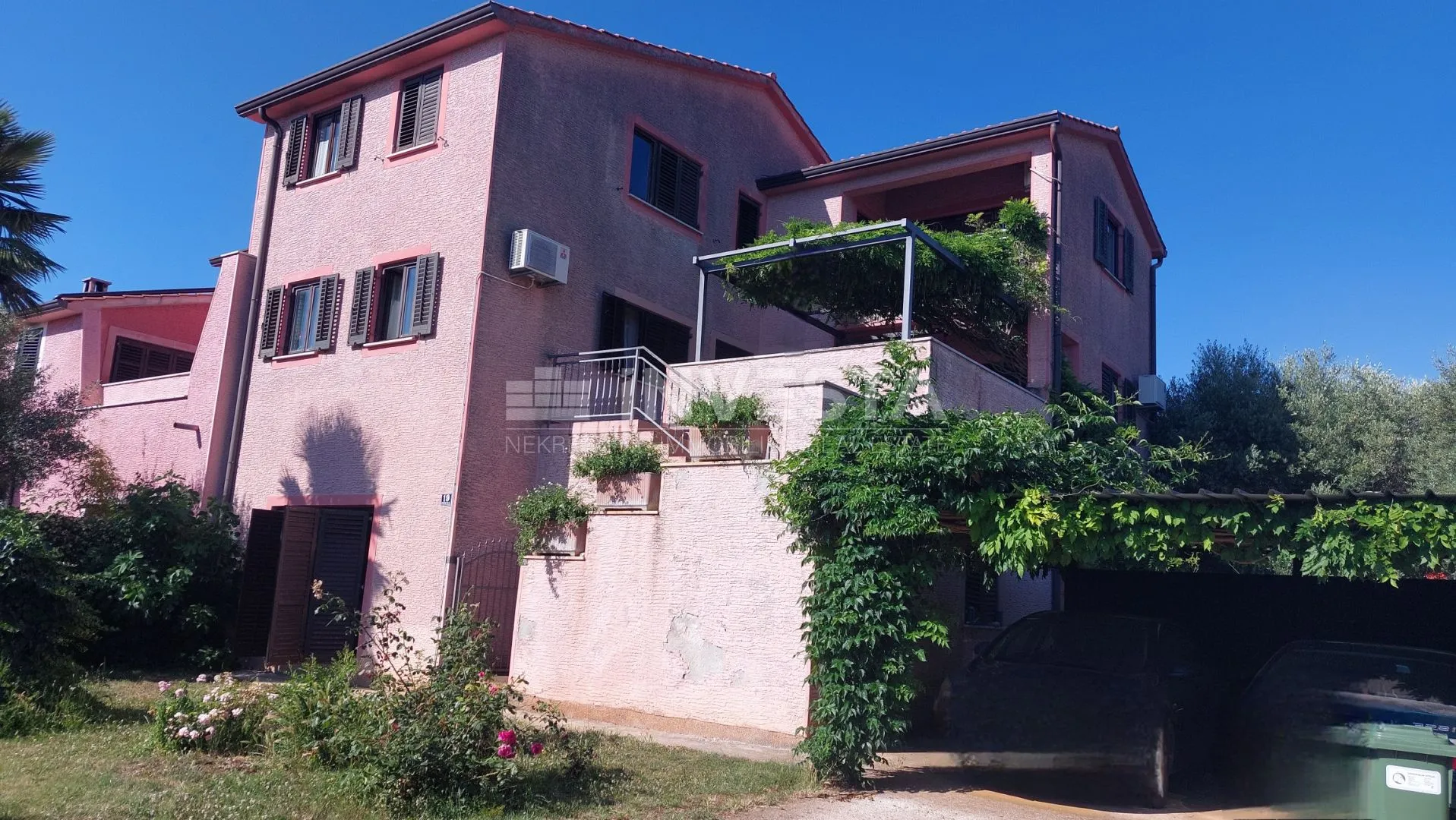 dvojna kuća sa velikom okućnicom - slika 1
