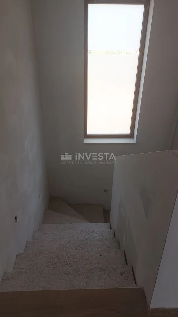 moderna vila sa bazenom i pogledom na more - slika 16