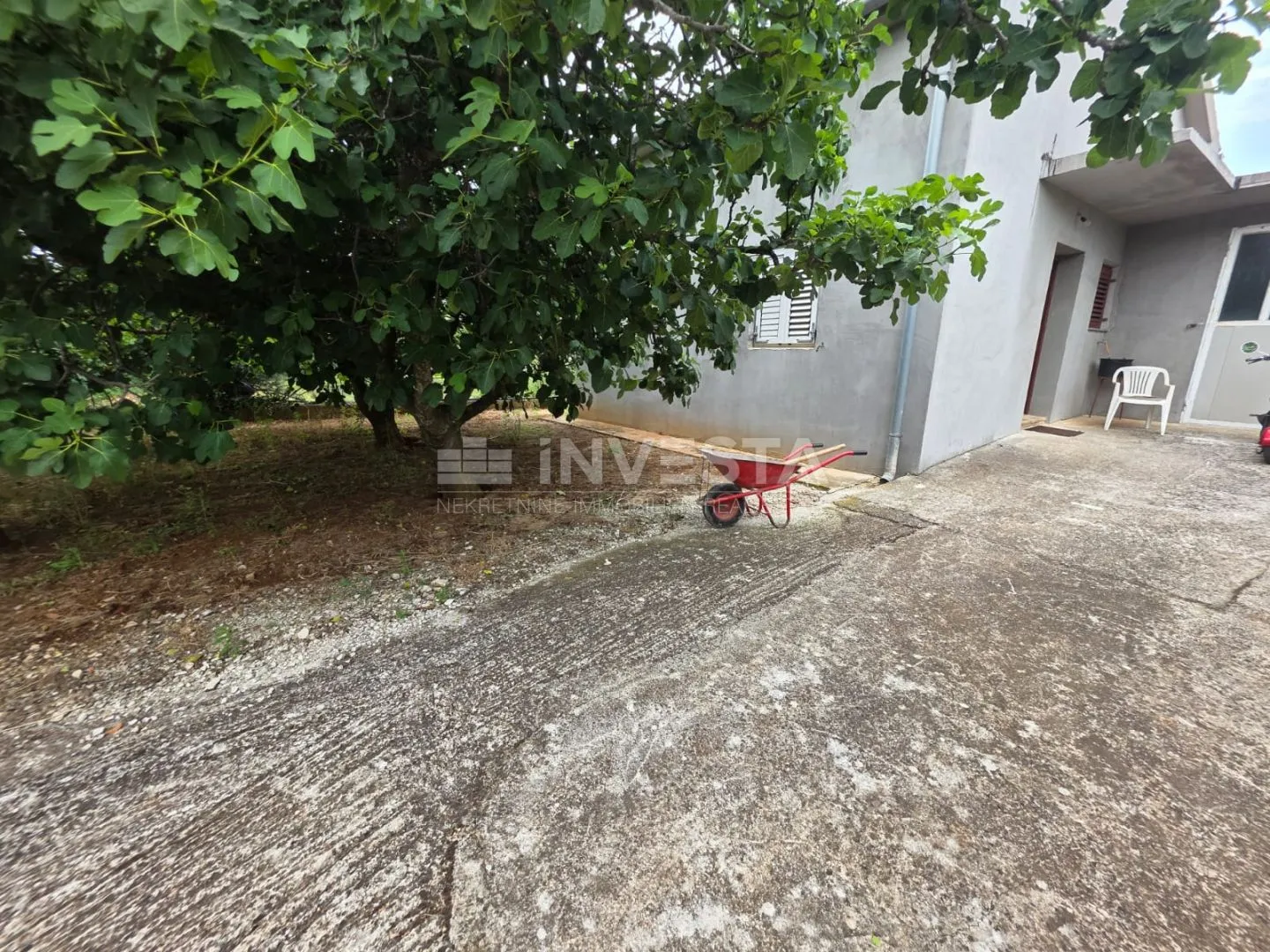 fažana, građevinsko zemljište sa nedovršenom kućom, 1,5 km od plaže! - slika 5