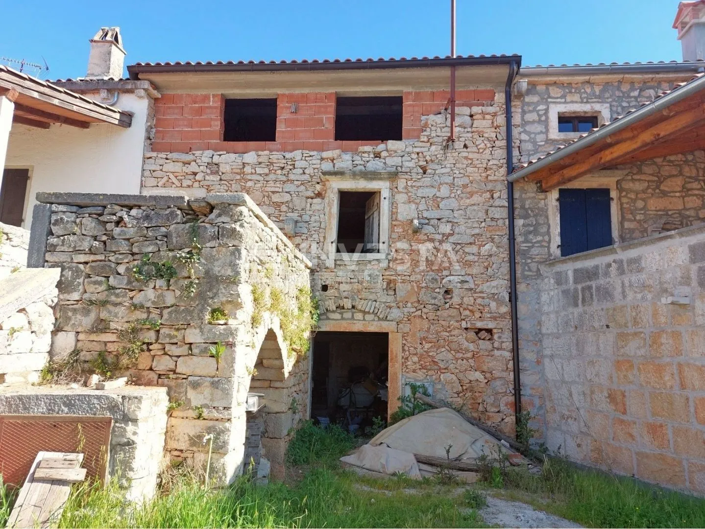 okolica poreča, kamena kuća u nizu za adaptaciju sa 250m2 okućnice - slika 2