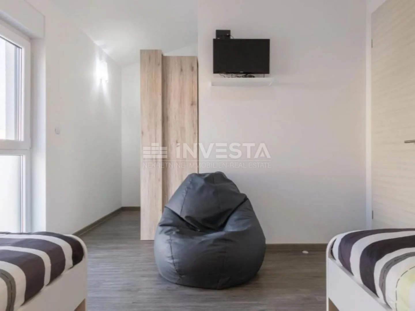 vila sa bazenom, pogledom na more i dodatnim apartmanom - slika 29