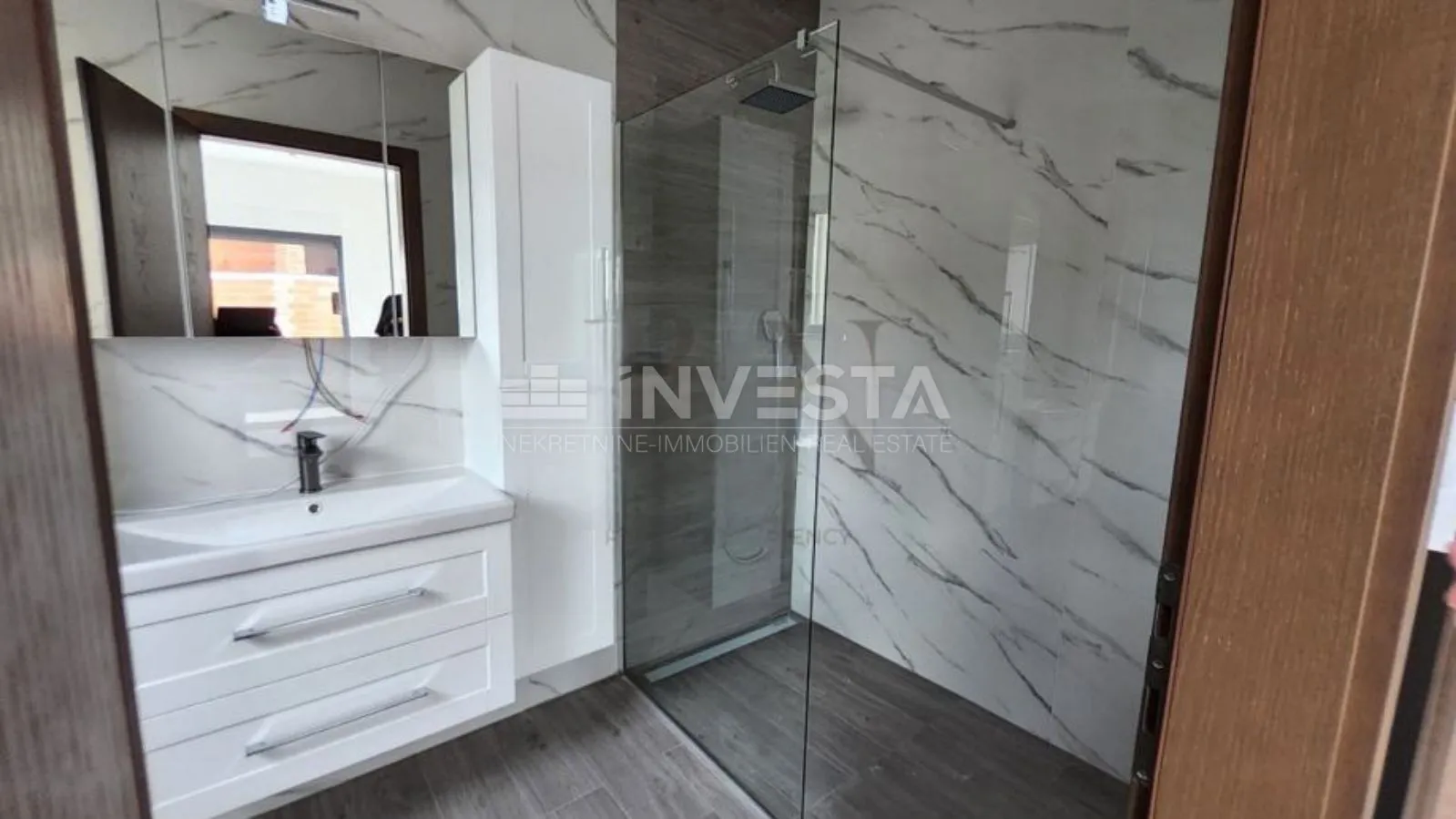 moderna vila u taru - slika 18