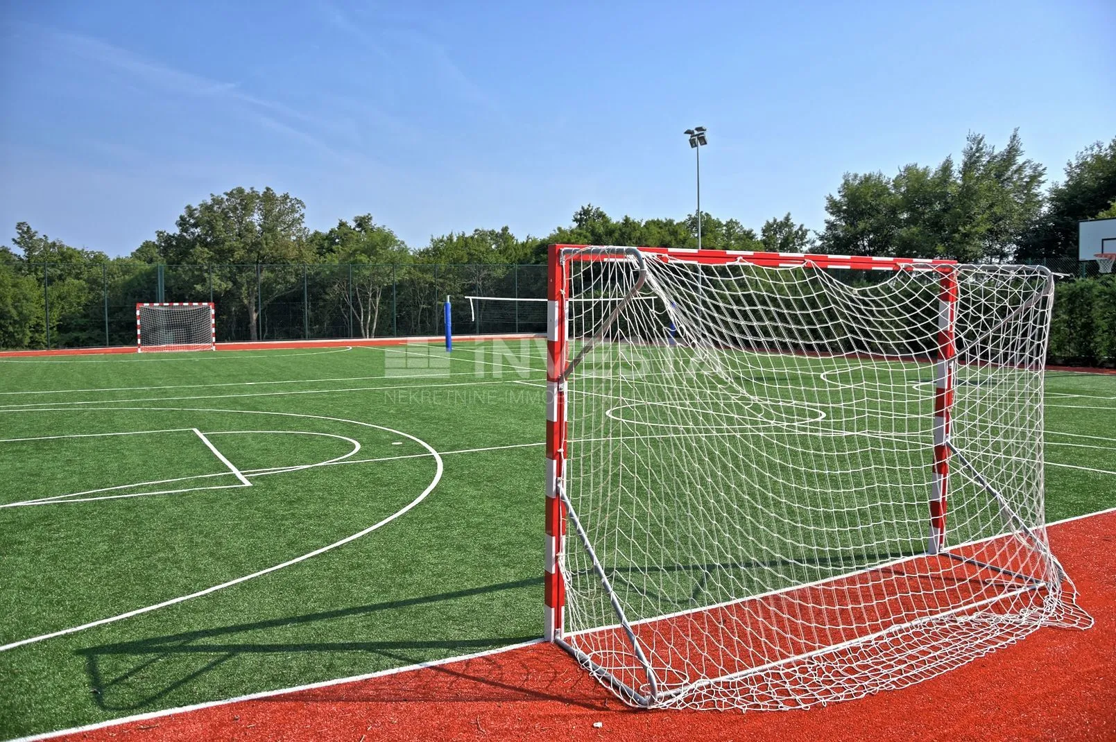 ekskluzivna rustikalna vila sa bazenom i sportskim terenima - slika 20