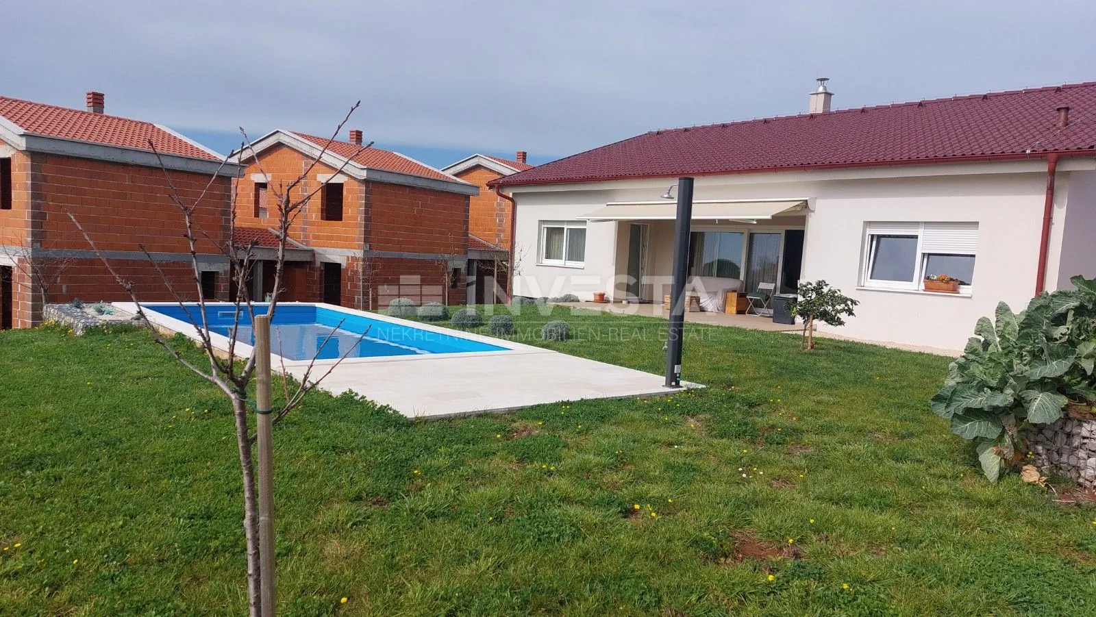 pametna kuća sa bazenom - slika 2