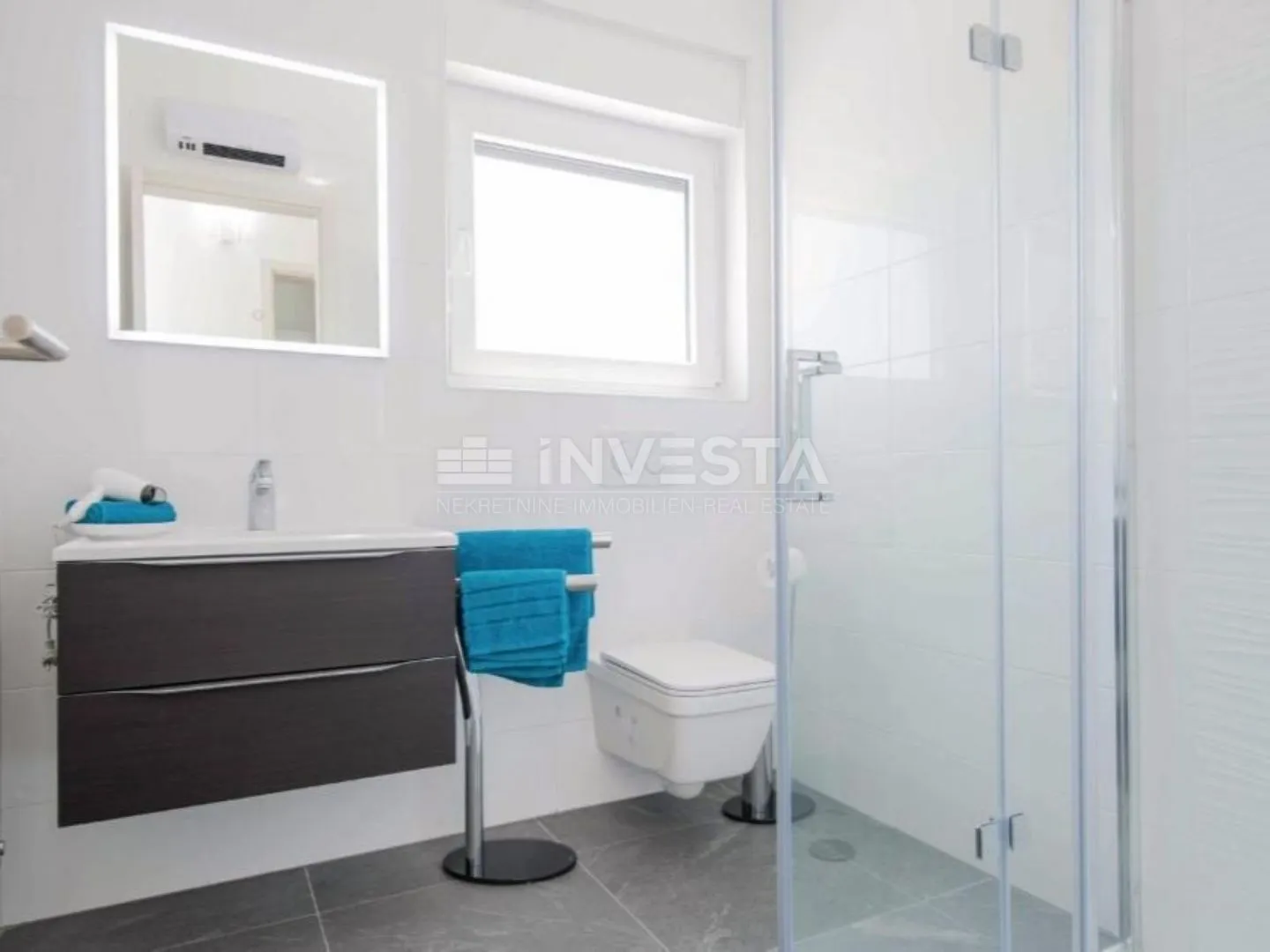 vila sa bazenom, pogledom na more i dodatnim apartmanom - slika 30