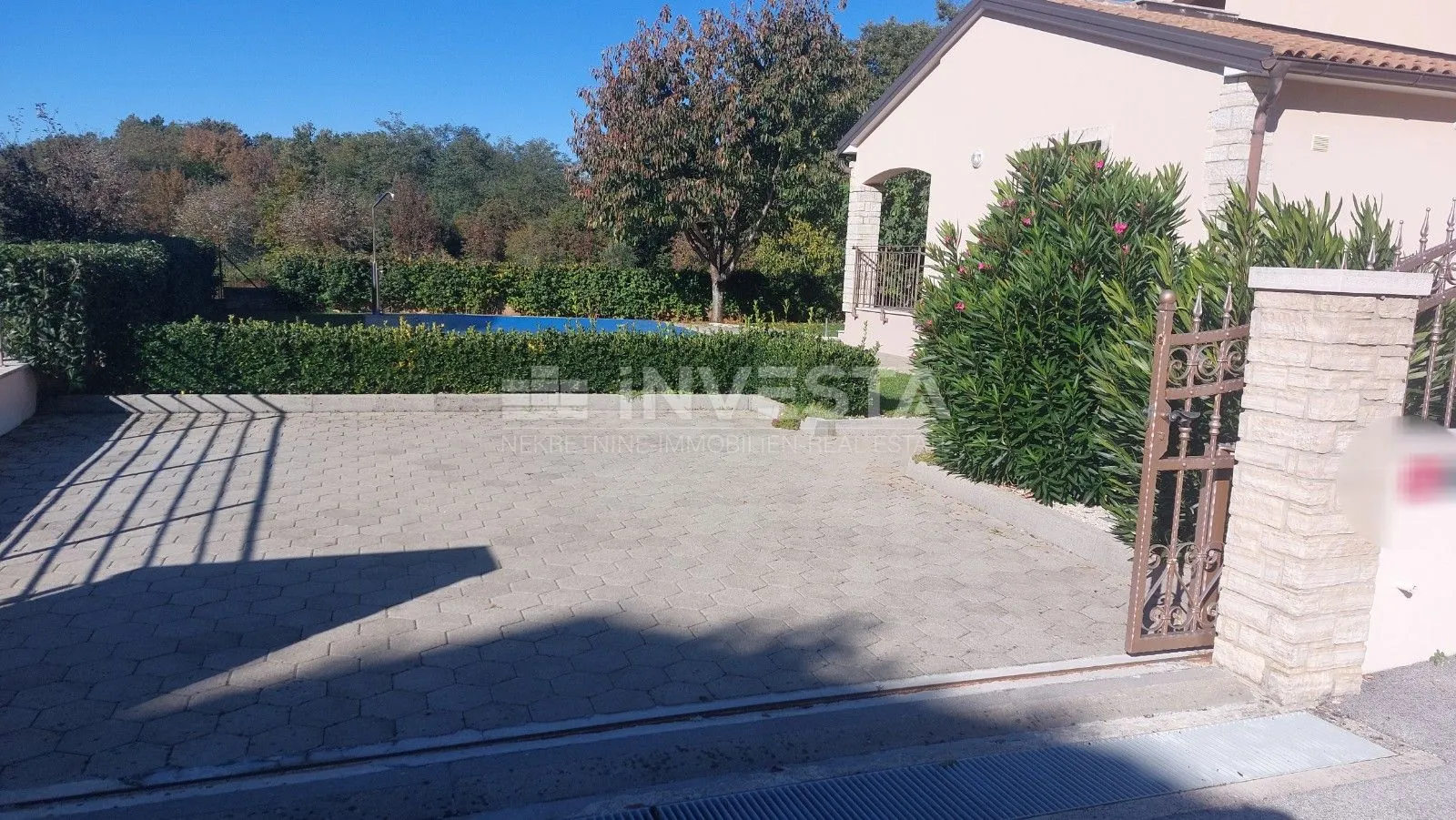 kuća sa bazenom na mirnoj lokaciji - slika 17