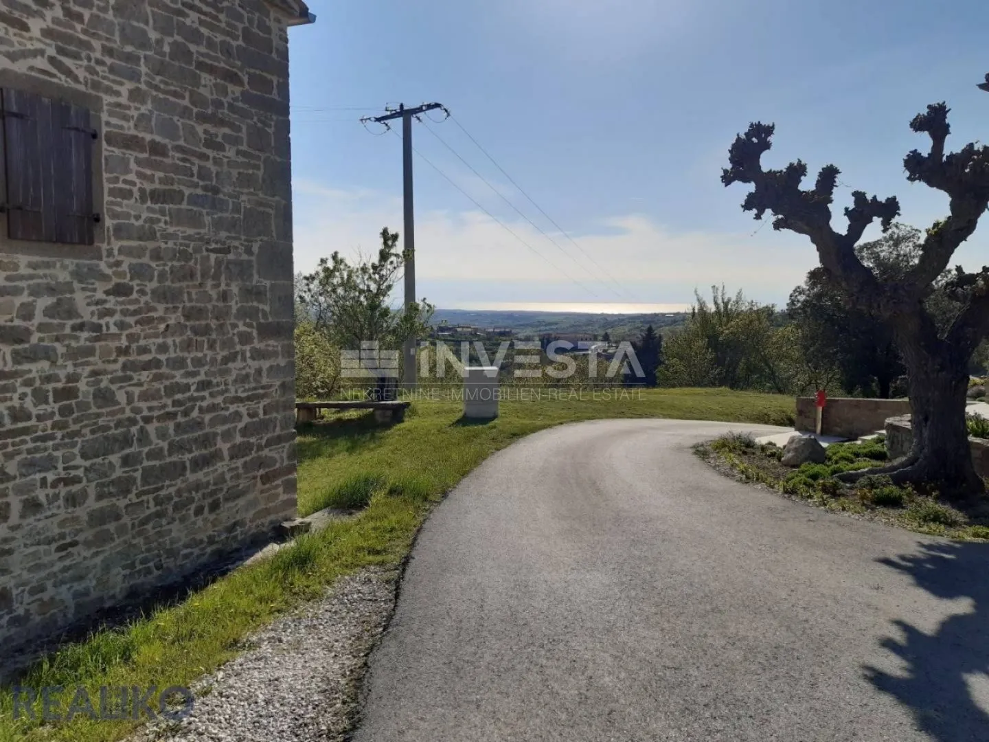 autohtona istarska kuća sa pogledom na more i brežuljke - slika 10