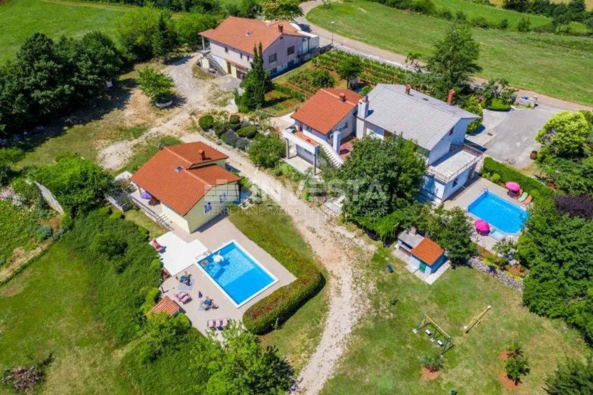 Prostrano imanje sa tri kuće i dva bazena - Žminj