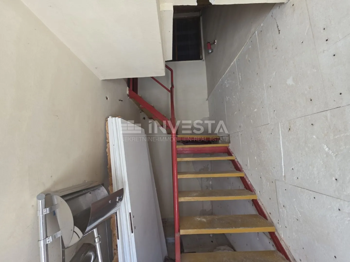 vodnjan centar – troetažni stan s terasom i mogućnošću izvedbe do tri apartmana - slika 2